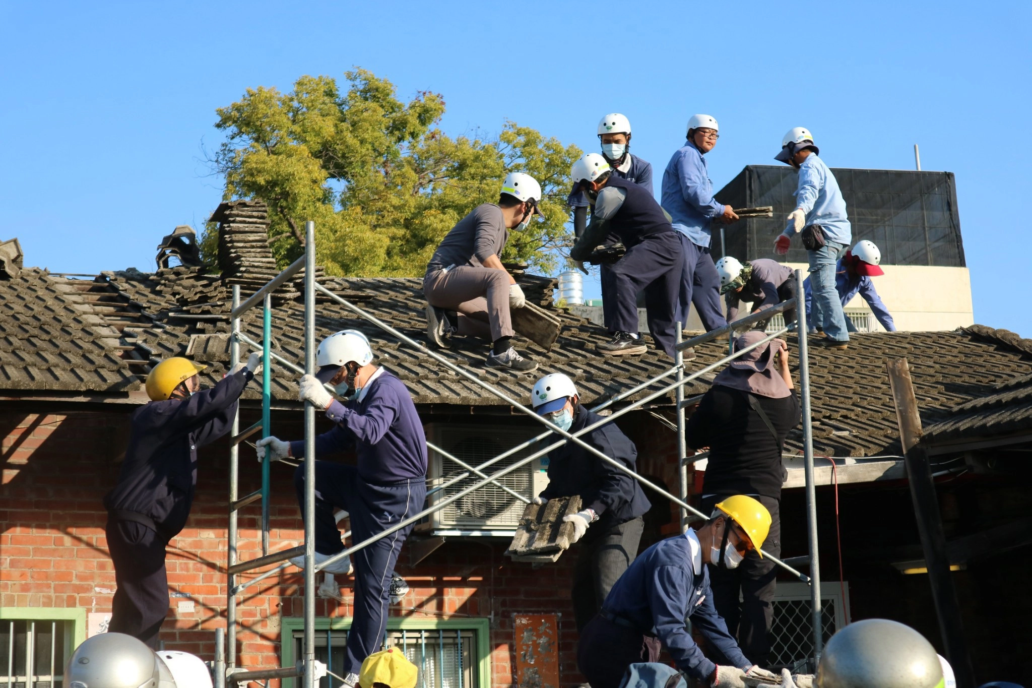 慈濟12月30日、31日兩天寒流中，為員林市弱勢家庭修繕屋頂，讓小璇一家在寒夜中溫飽迎接2021年。