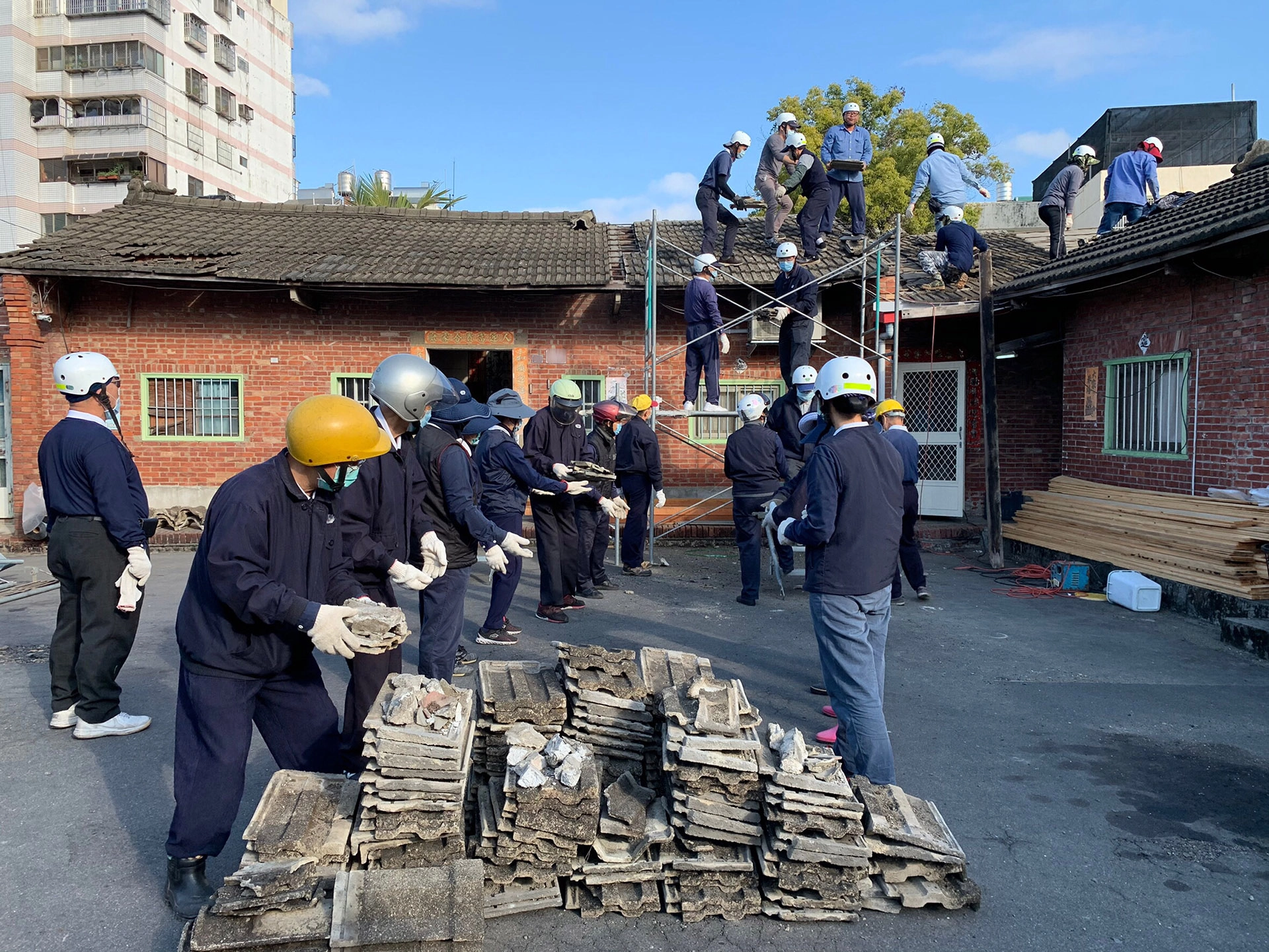 慈濟在12月30日、31日兩天寒流中，為員林市小璇家修繕屋頂。 