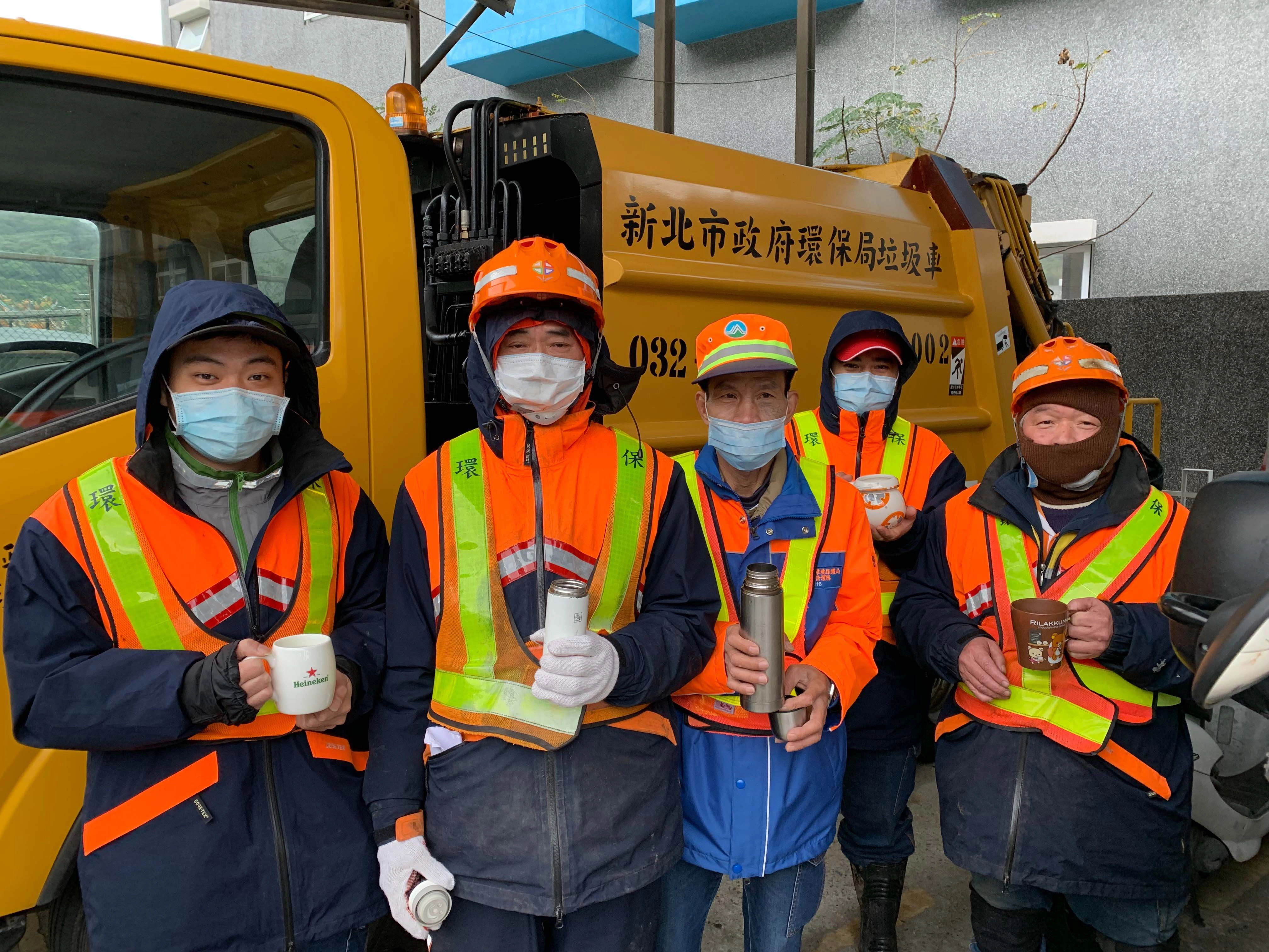 清潔隊防寒撇步 薑茶+GORE-TEX外套抵禦寒流為民服務。