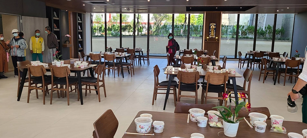 寒冬送暖-南屯愛心廚房助弱勢民眾免費用餐。