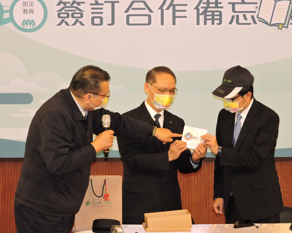 簽約活動現場，也展示大愛感恩科技公司研發各類賑災設備，在慈悲理念的核心價值裡，蘊含環保與慈善兩者兼具的重要元素。