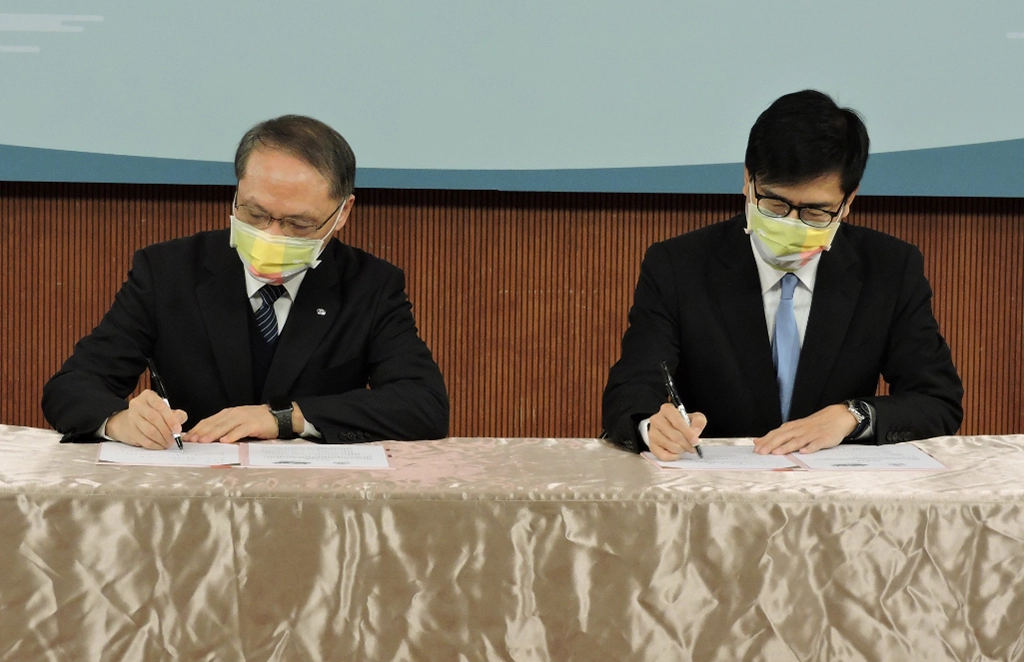 簽署儀式由高雄市長陳其邁(右)、慈濟基金會顏博文執行長(左)為雙方代表進行簽約。