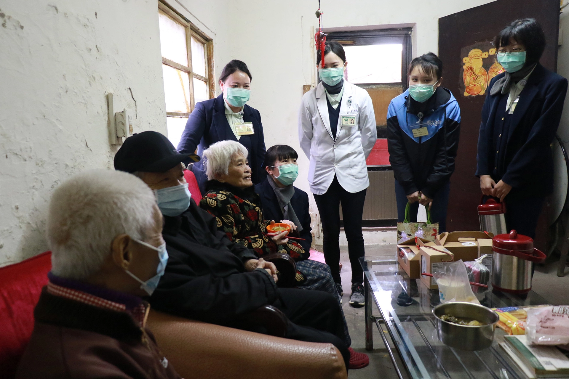 大家圍坐在獨居長輩家中好溫暖、好開心。