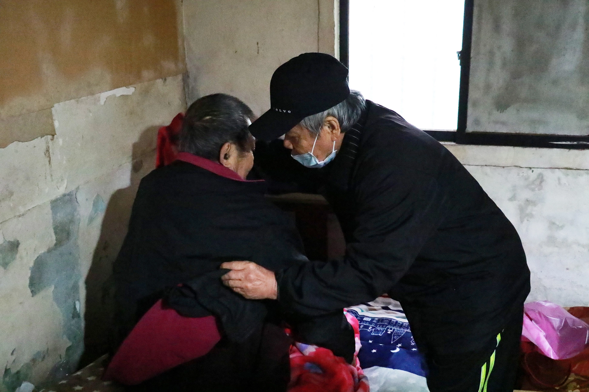 隨行的住民長輩主動扶持獨居個案。