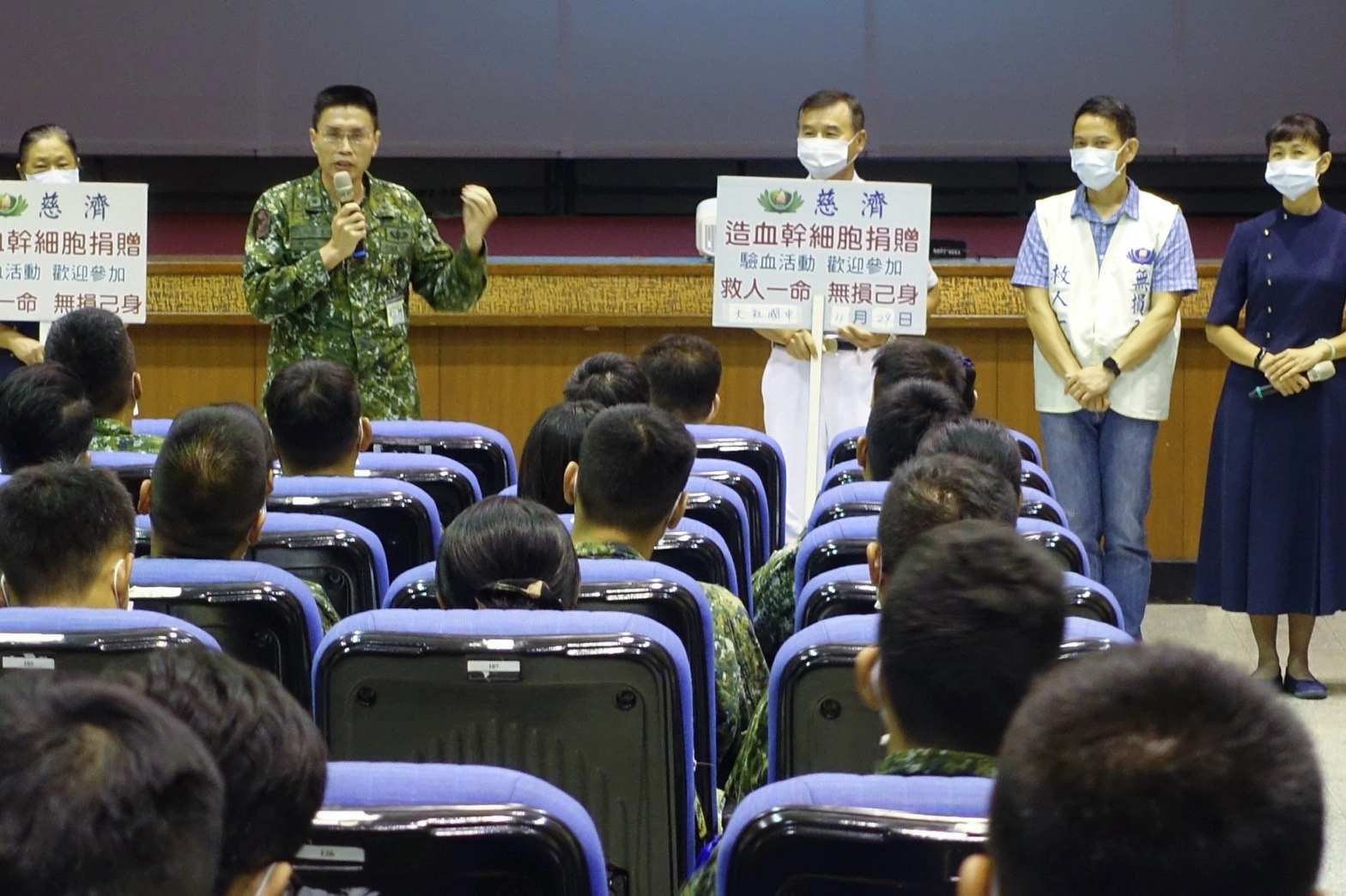 軍職期間，在部隊也曾有同袍弟兄罹患血液疾病，潘進隆(右三)也跟隨慈濟造血幹細胞骨捐關懷小組，投身驗血建檔宣導活動。