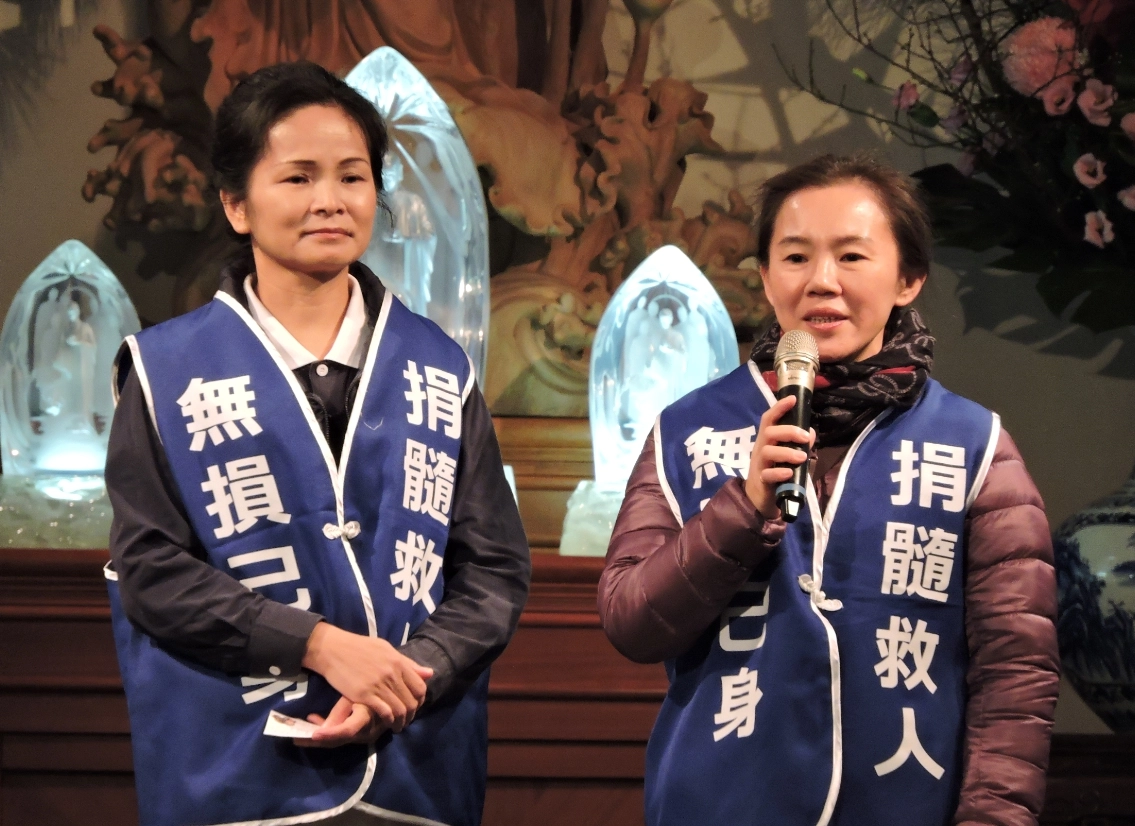在慈濟尋求造血幹細胞配對過程，慈濟骨捐關懷小組的志工團隊就展開關懷，志工陳瑋瑋(左)更一路陪伴至今，讓許育珮(右)備感溫馨。