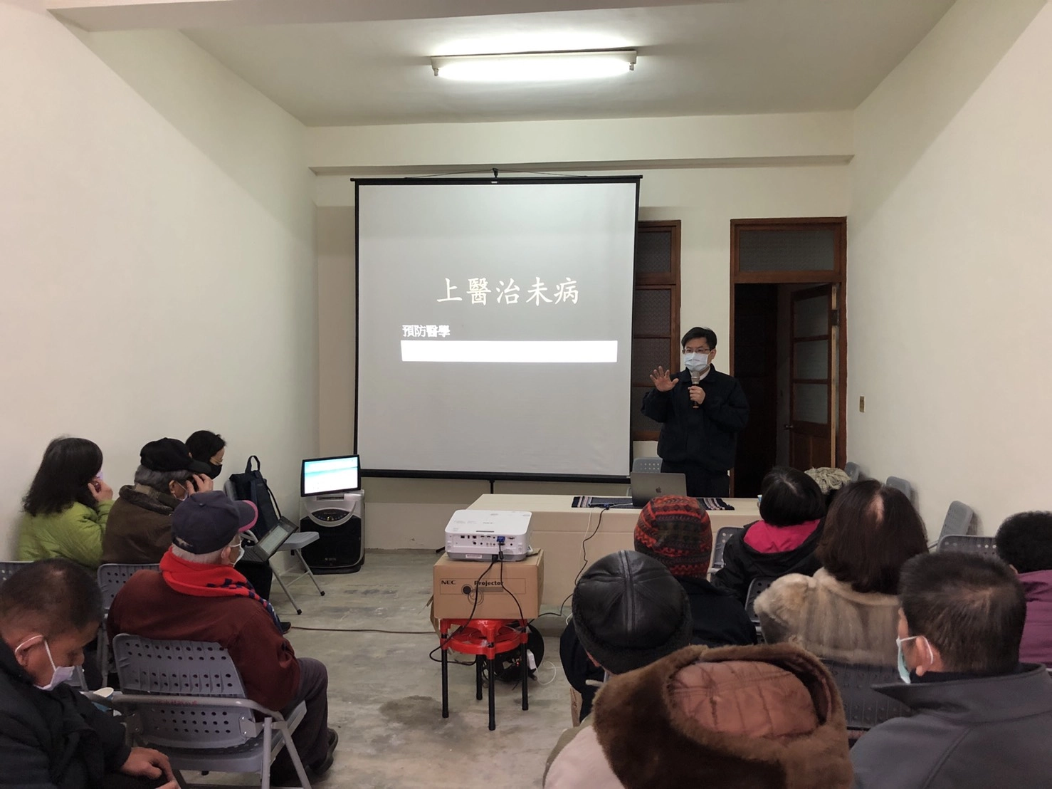 余政展主任衛教正確保健常識，讓社區長者學習吃出免疫力。