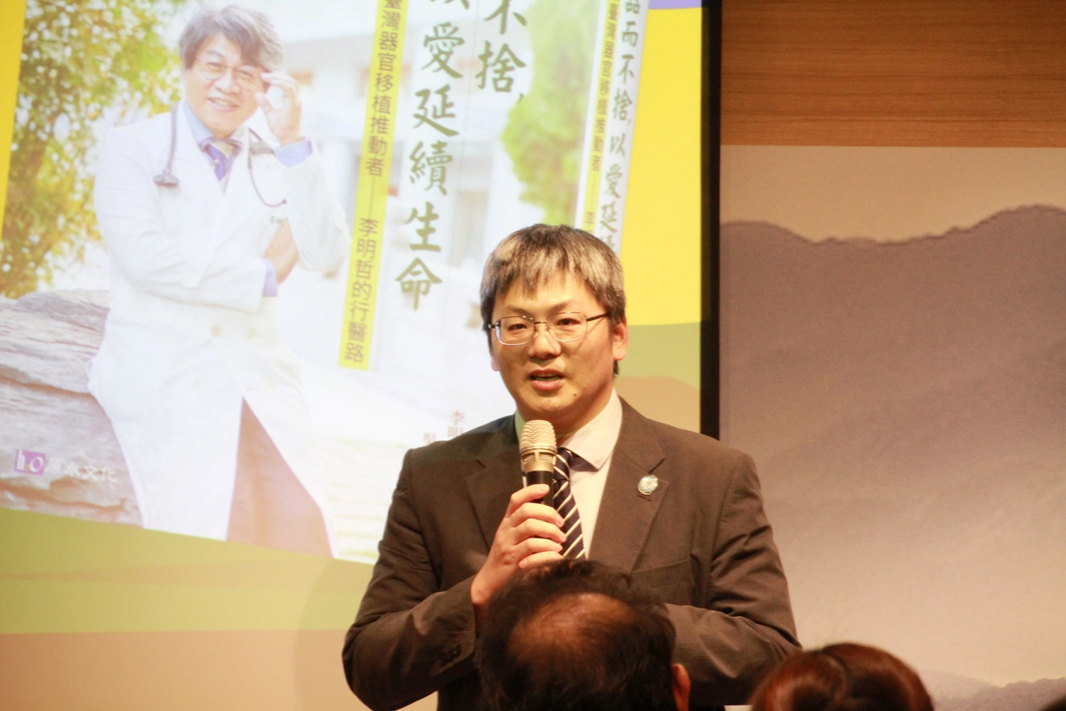 花蓮慈院一般外科主任陳言丞醫師眼中的李明哲既是恩師也是嚴師，一手推動移植醫療團隊的建立與訓練。攝影/李玉如