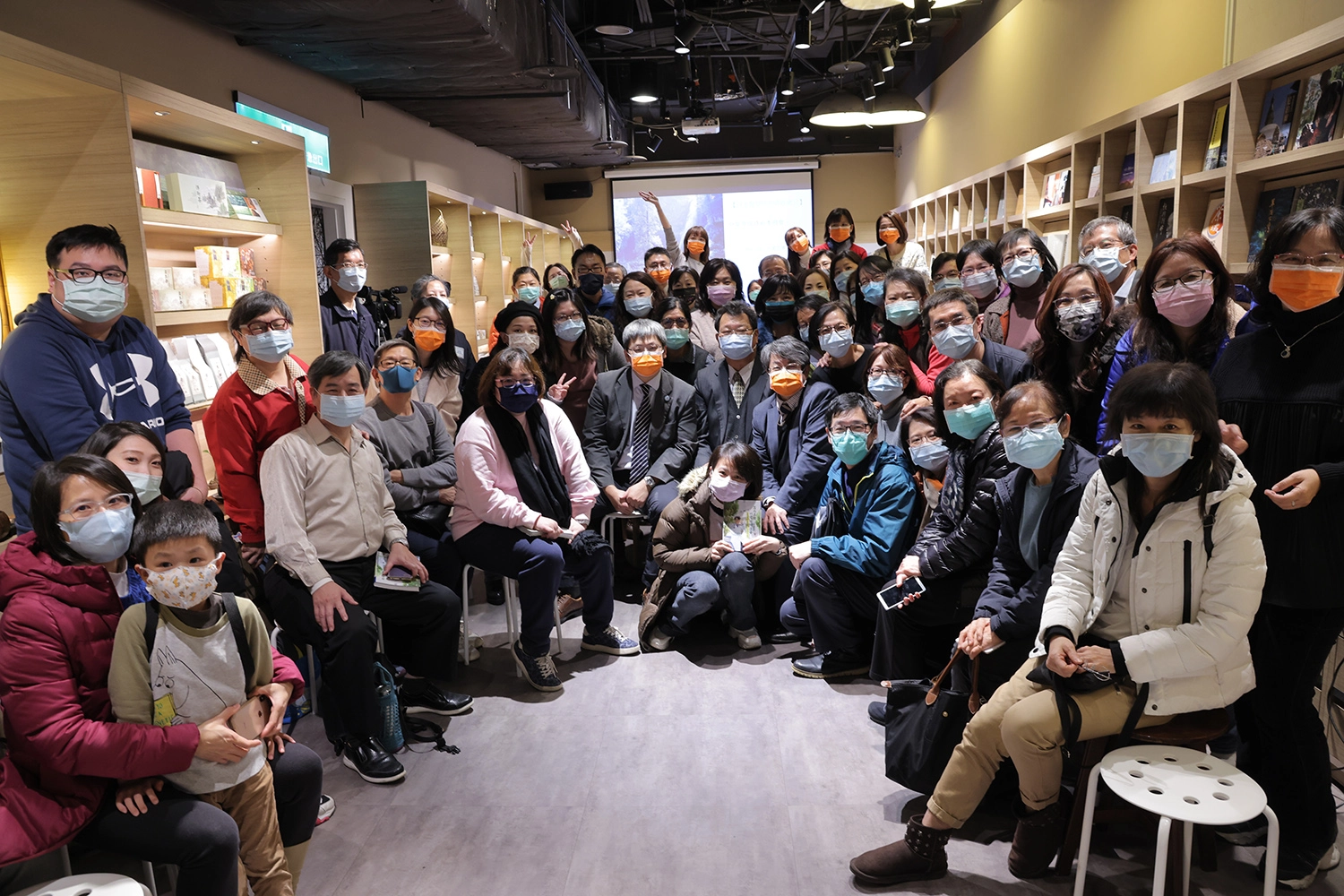 花蓮慈濟醫學中心器官移植中心主任傳記問世，一月十日在臺北靜思書軒誠品信義店舉行《器而不捨，以愛延續生命：東臺灣器官移植推動者 李明哲的行醫路》新書分享會，眾多醫護與病友讀者到場祝福。攝影/羅景譽