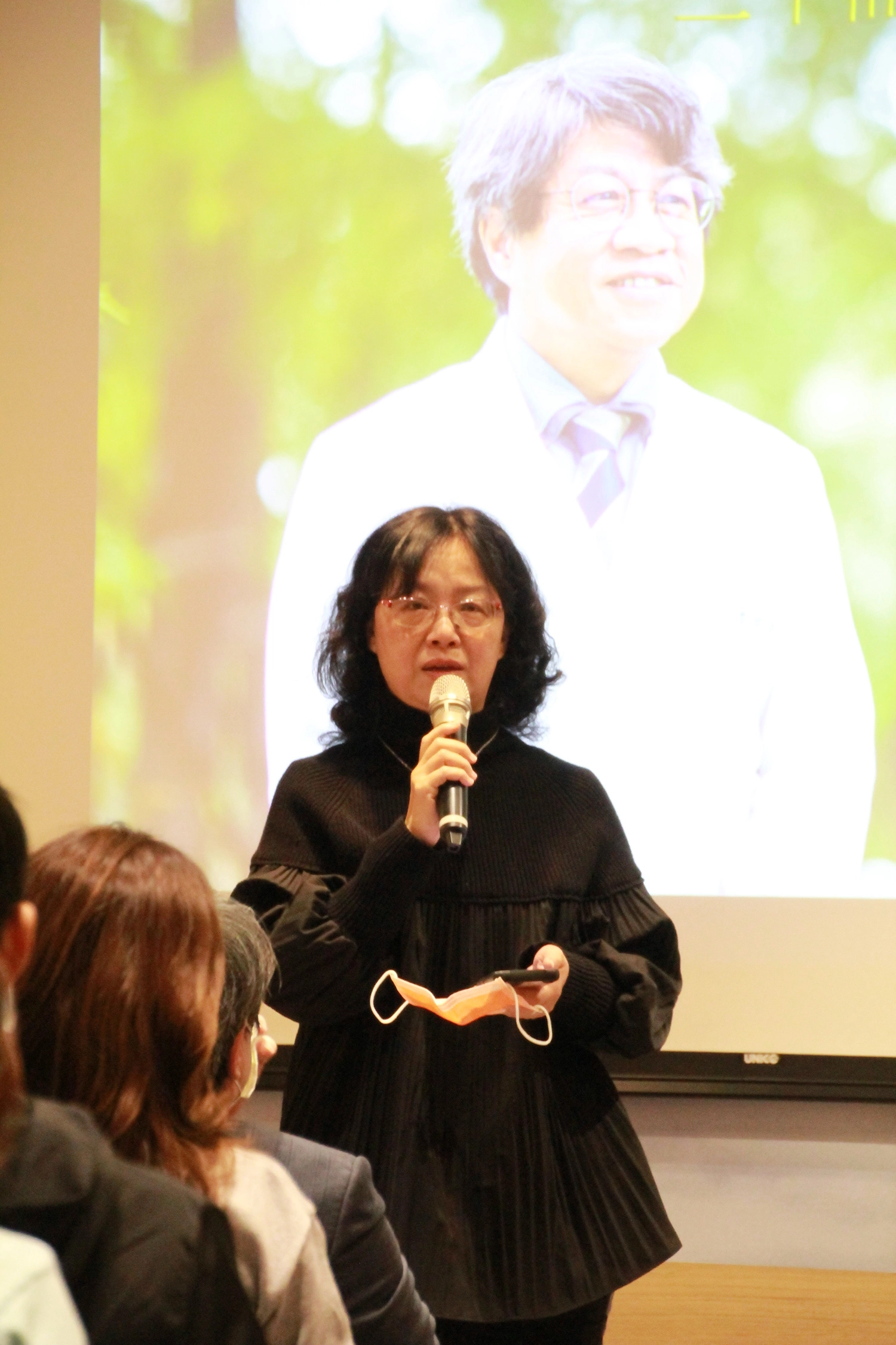 慈濟大學護理學系副教授蔡娟秀老師分享與先生李明哲醫師在花蓮行醫三十年的心路歷程。攝影/李玉如