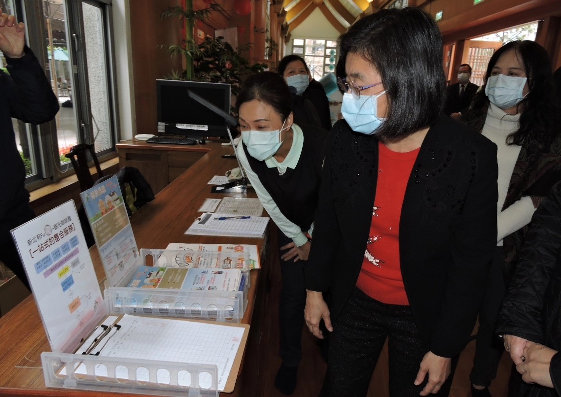 新北衛生局陳潤秋局長(前)關心運作情形，肯定慈濟和政府一起提升長照能量。