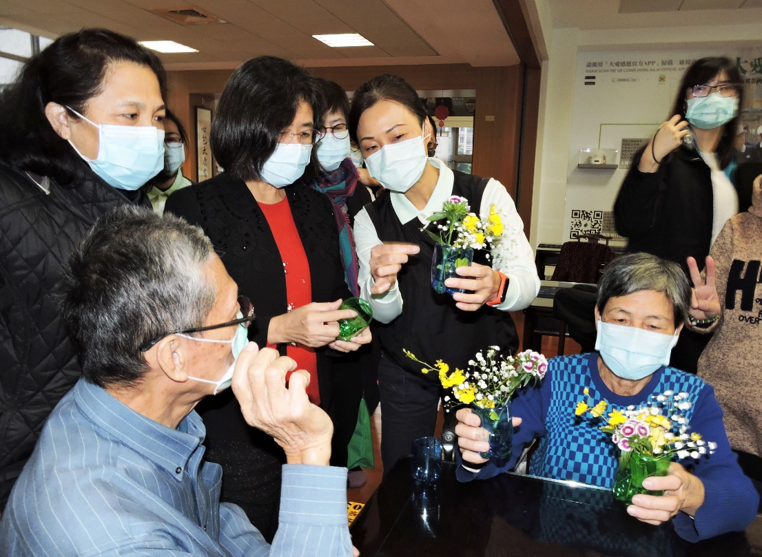 陳潤秋進一步發現慈濟的特點，就是將環保概念融入藝術人文課程，利用回收資源創作，在長照的過程中也發揮疼惜地球、愛護環境的具體行動