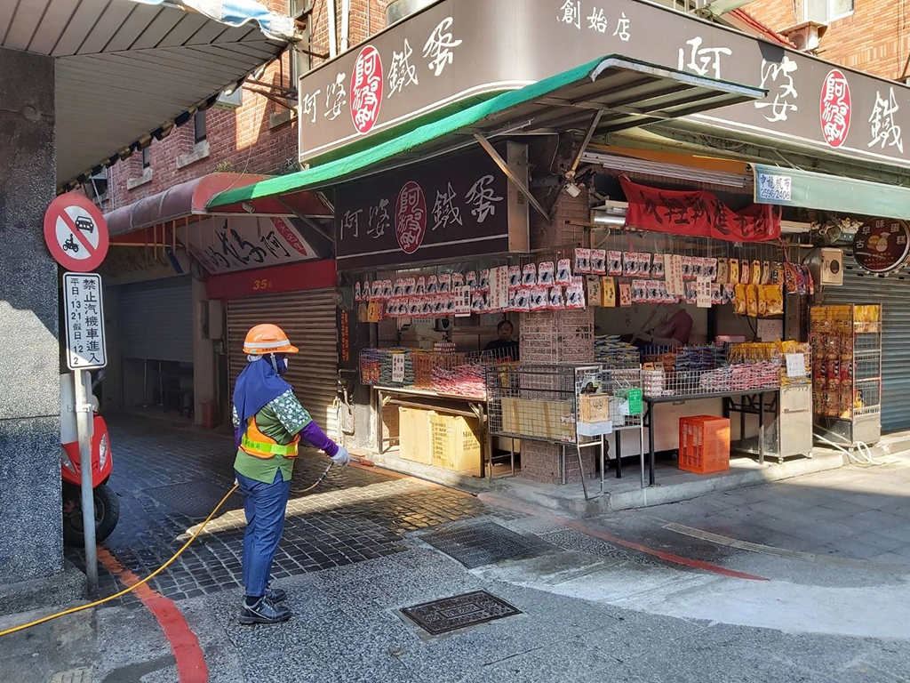 環保局針對市集或觀光景點進行消毒。