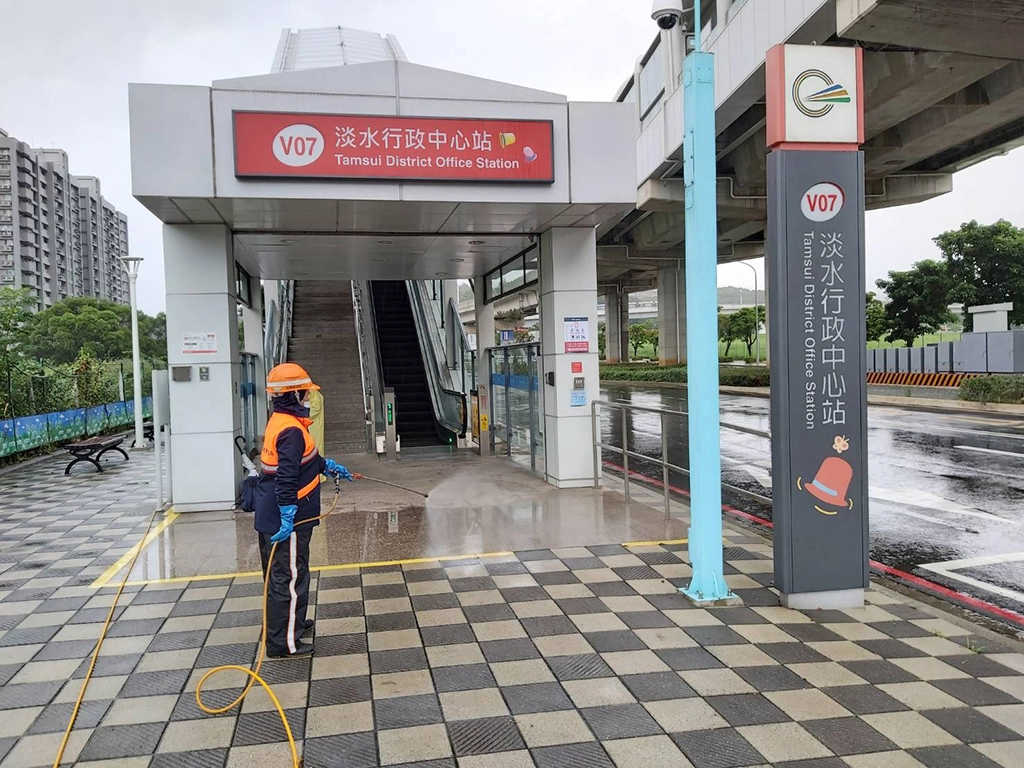 環保局針對全市交通站場進行消毒。