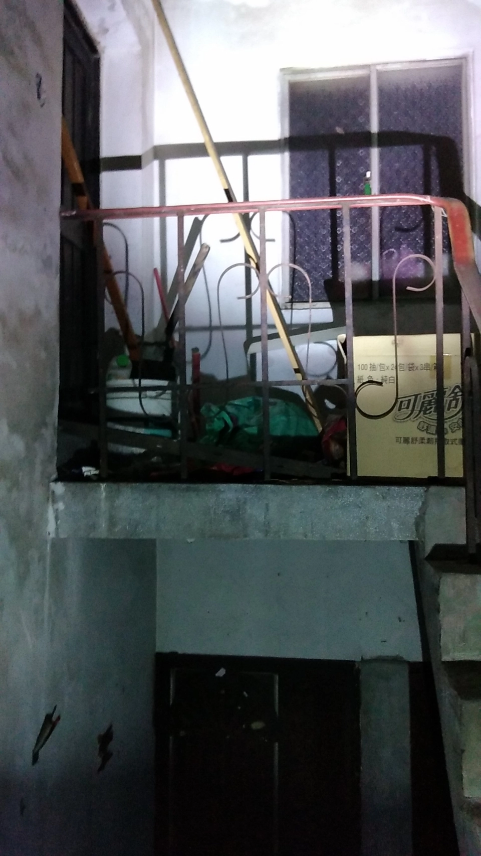現場髒亂不堪，物品凌亂。