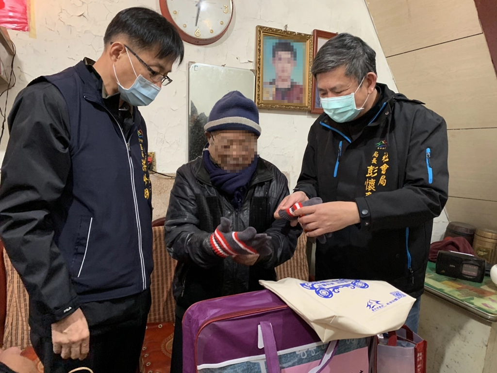 社會局長彭懷真、豐原區長洪峰明帶著棉被、手套、奶粉等物資，探視85歲獨居的林爺爺。