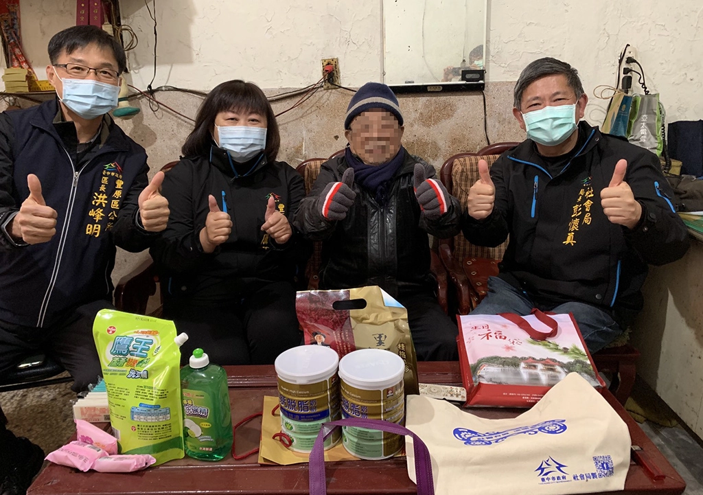 林蘭生基金會捐暖被，中市社會局感謝各界愛心守護獨居長者。