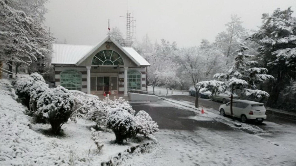 關山分局警提醒民眾「欲前往向陽山區賞雪 上山前請檢視車輛油電及胎壓」以確保行車安全！