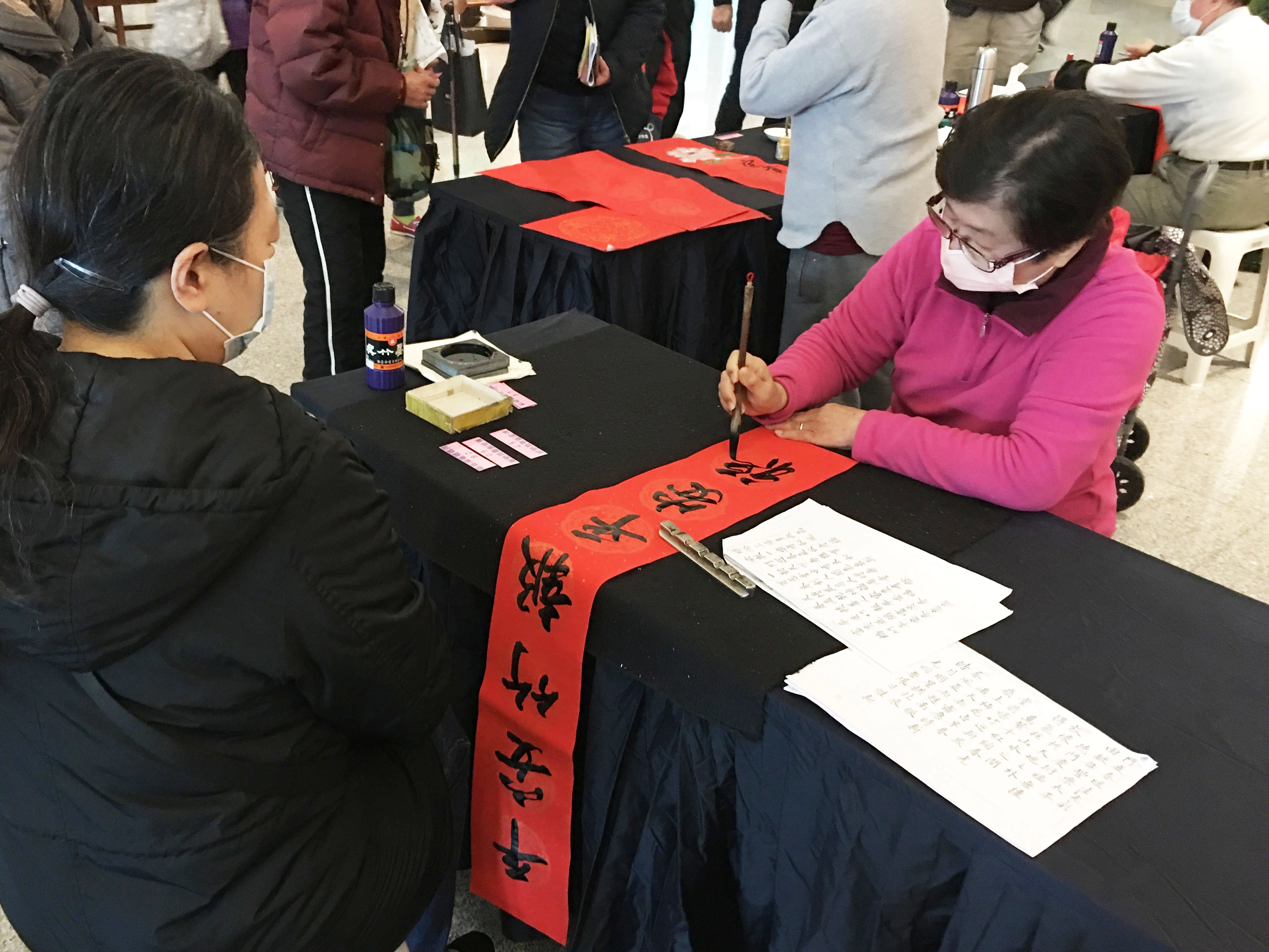 李女士得到書法老師手寫「平安竹報平安符、富貴花開富貴春」吉祥春聯，李女士非常歡喜。