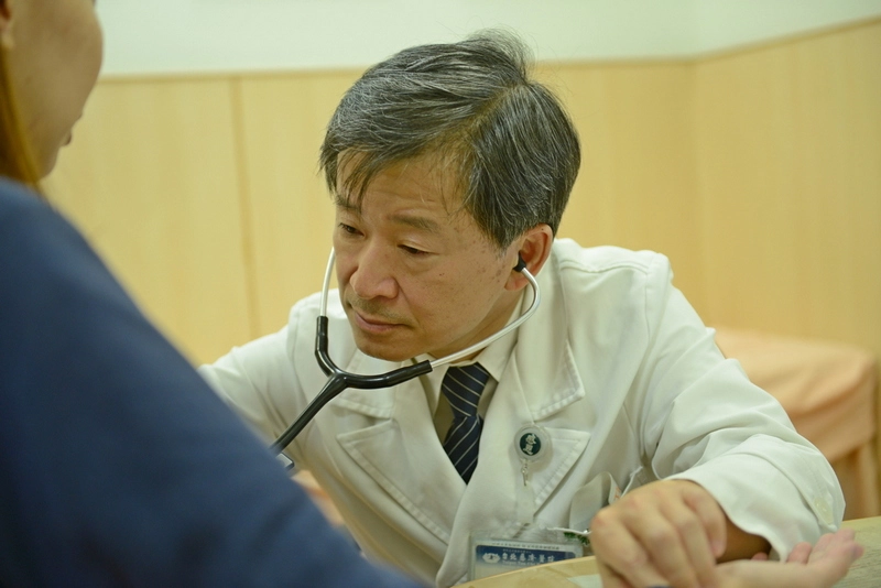 蔡貴棟醫師看診照。