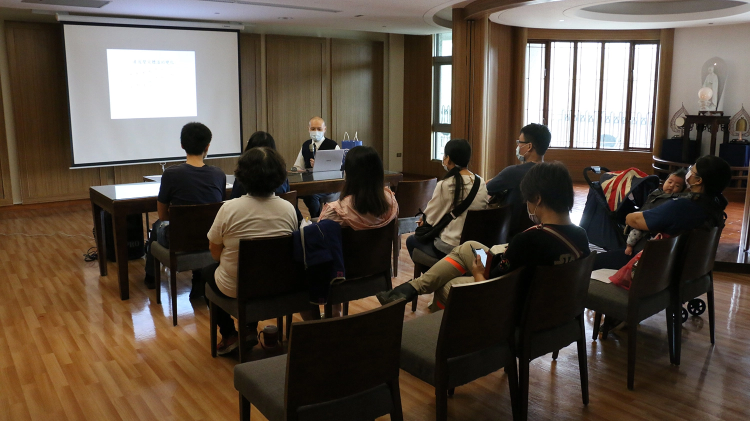 產嬰團隊週六下午為新手父母開設的雙親教室，由小兒科主任李敏駿講述副食品添加與肌膚接觸。