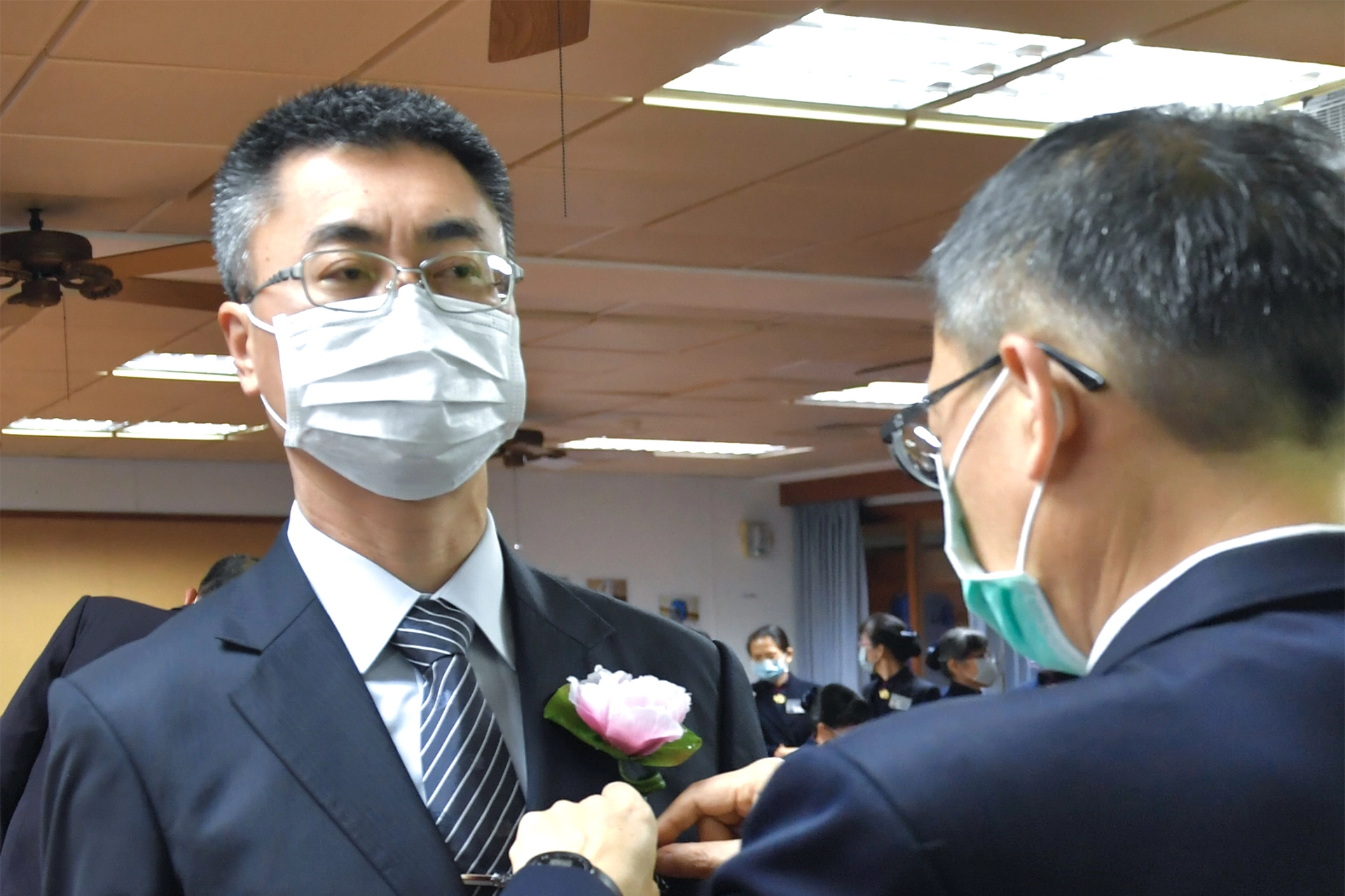 1月16日臺南市警局學甲分局長翁誌宏(左)受證為慈濟志工。