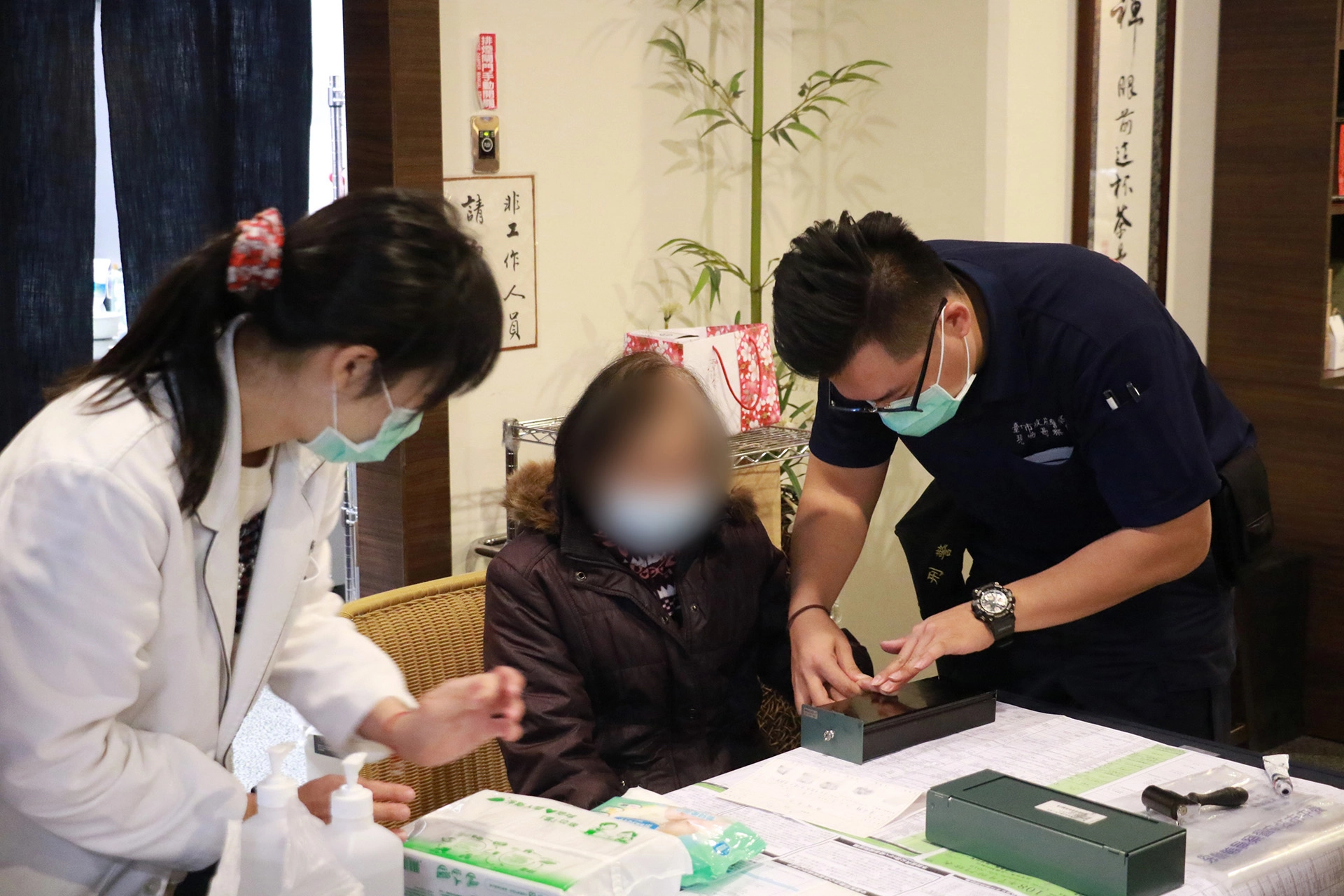 臺中慈濟醫院失智病友會與轄區經查分局配合，為失智老人製作指紋資料建檔。