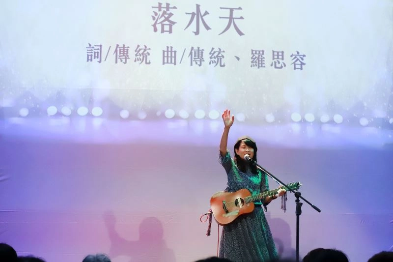 羅思容現場演唱。