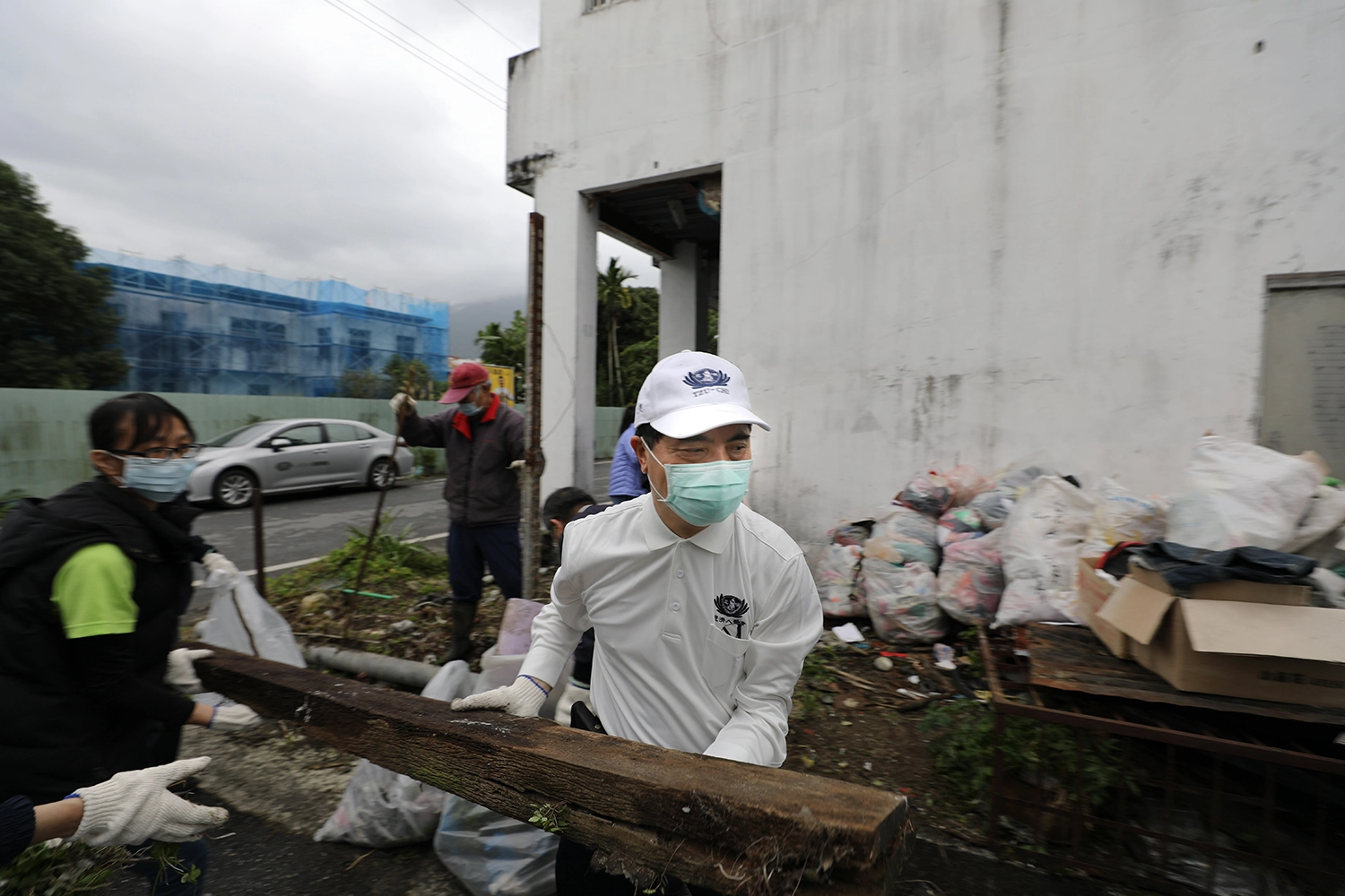 花蓮慈院林欣榮院長跟同仁搬運廢棄的木材。