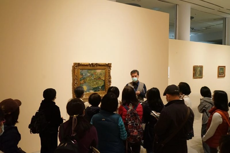 國美館志工為國家攝影文化中心志工隊導覽特展。