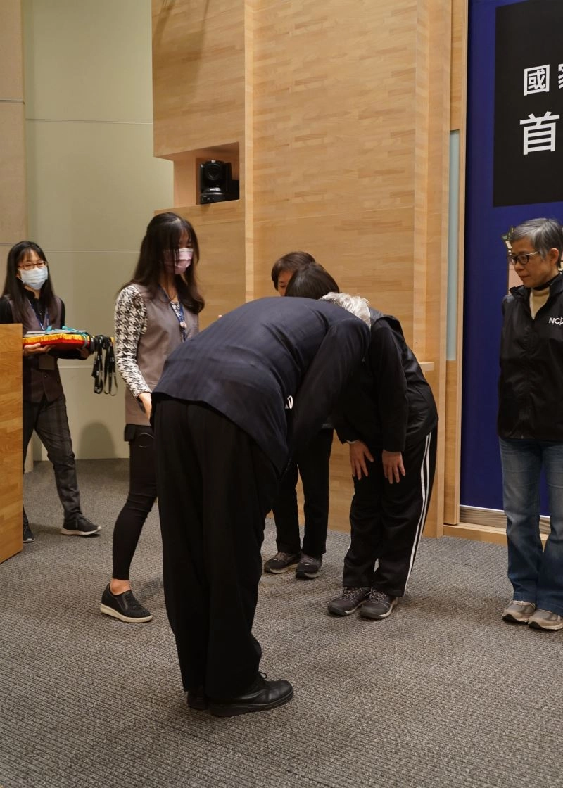 國美館梁永斐館長授證時為表示對志工的感謝及敬佩，向每位志工行90度的鞠躬禮。