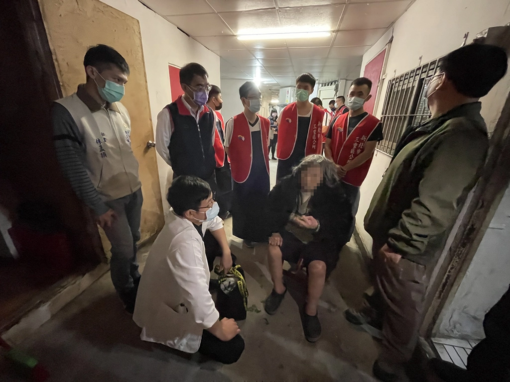具醫師執照的替代役周宗翰已從醫2年，他表示以往都在醫院服務民眾，今天有機會到獨老家中關懷，別具意義也充滿不捨，尤其看見張奶奶近日感冒身體微恙，他特別囑咐奶奶要多休息、適當補充水份和營養，必要時以藥物控制不適症狀，以免病情加重。