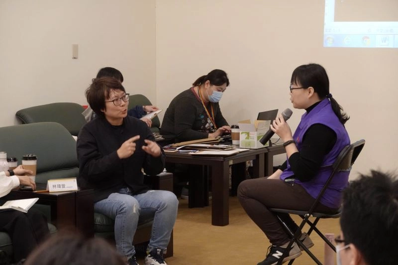藝術家林瑋瑄透過手語表達觀點。