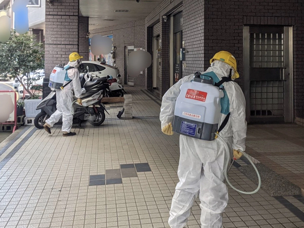環保局針對社區環境及周邊街道完成消毒作業-降低疫情風險。