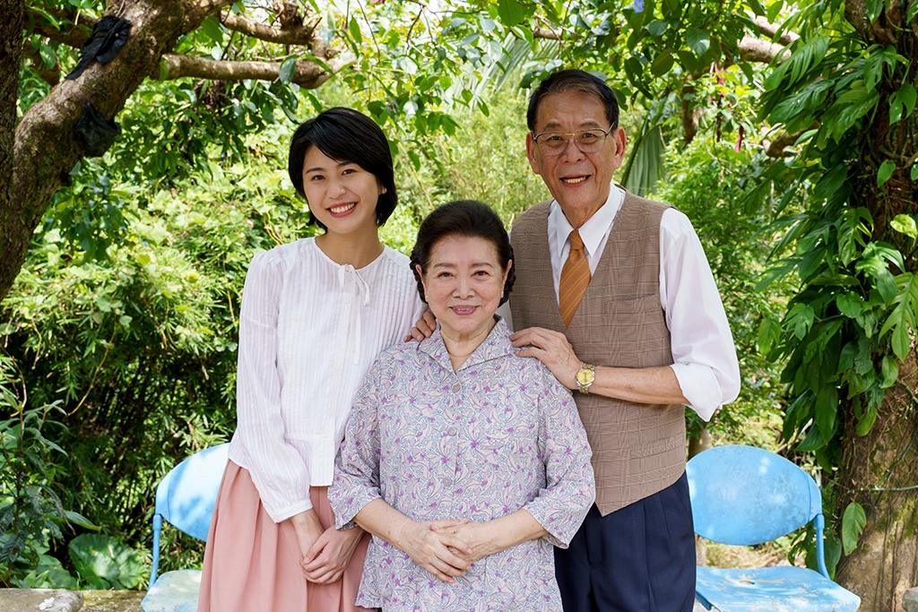 龍劭華和女兒陳璇(左)，也在「姊姊向前衝」同框演出。