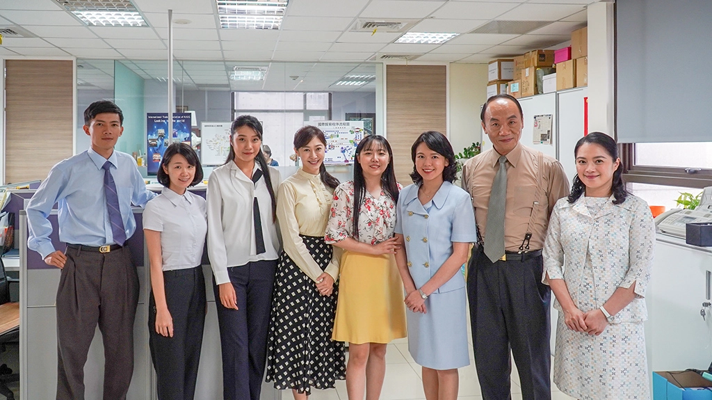  馬如龍女兒黃聖雅(右四)在<姊姊向前衝>中飾演國貿協會辦公室同事