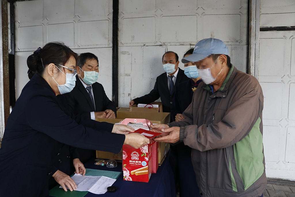 成功、長濱地區在成功環保站戶外定點排隊領取歲末祝福禮。