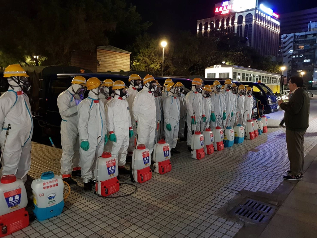 環保局近日派出防疫消毒大隊，主動協助臺北車站進行室內消毒。
