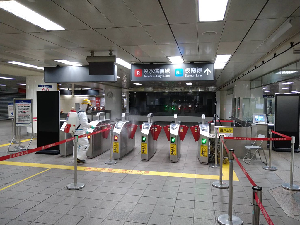 環保局近日派出防疫消毒大隊，主動協助臺北捷運站體內進行消毒。
