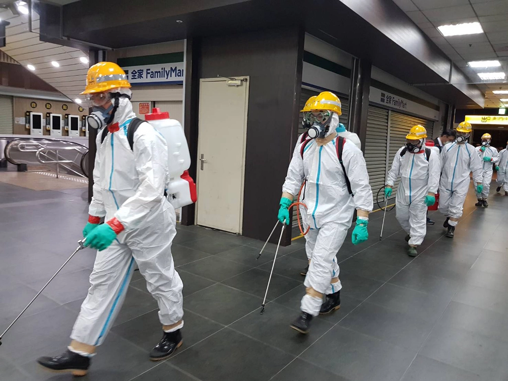 環保局近日派出防疫消毒大隊，主動協助臺北車站進行室內消毒。
