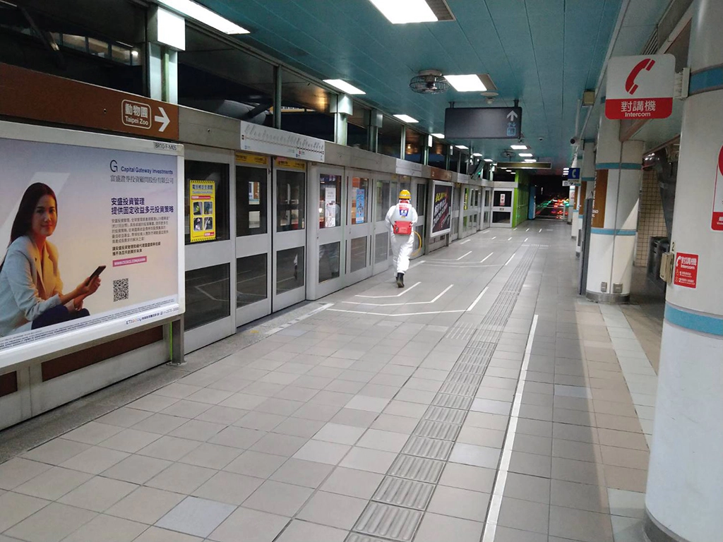 環保局近日派出防疫消毒大隊，主動協助臺北捷運站體內進行消毒。