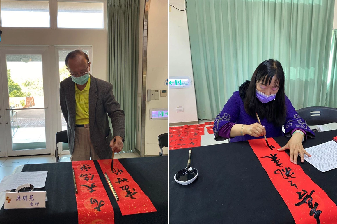 左圖：吳明晃老師春聯揮毫。右圖：柯智美老師春聯揮毫。