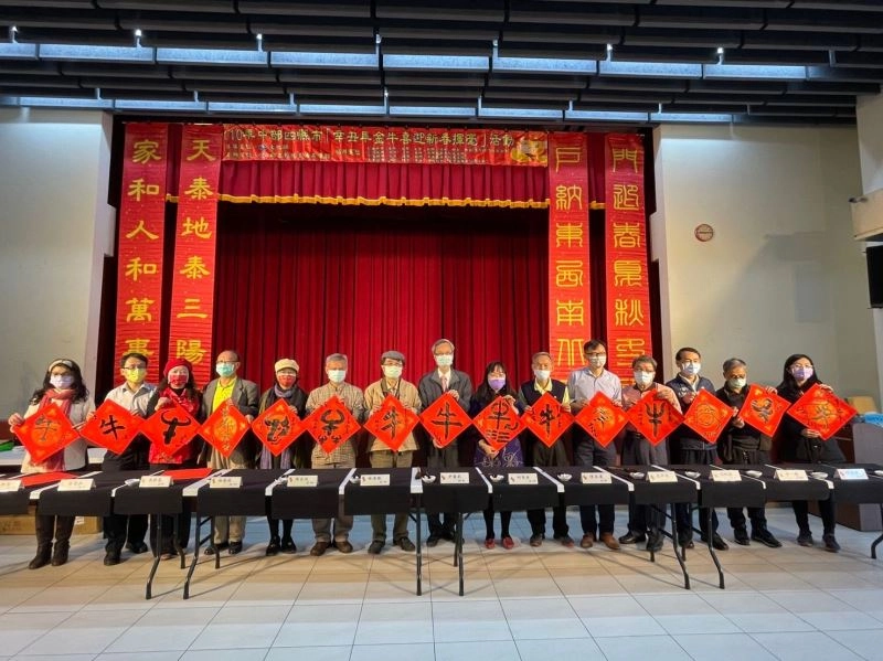 尹彙武館長(中)、李明俊秘書(右五)、黃維忠組長(左二)及與會來賓大合照。