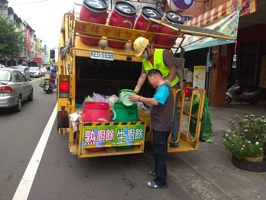 家戶生廚餘可交由清潔隊垃圾車回收。