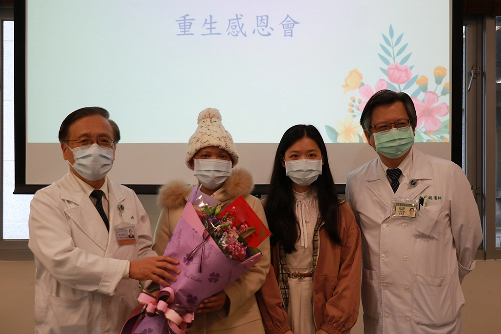 臺中慈濟醫院為羅女士舉辦慶生會。左起：簡守信院長、羅女士與家人、李典錕主任。