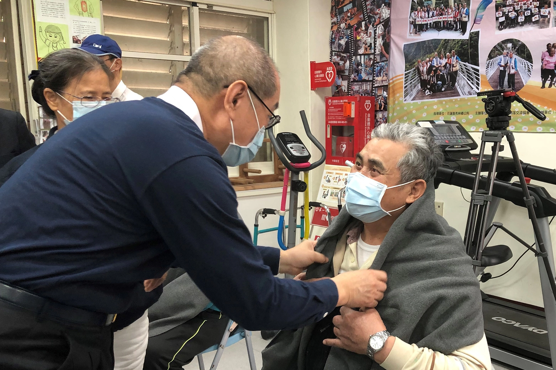 1月28日慈濟劉濟雨副執行長前往秀林鄉景美多功能集會所，為長者披上披肩。