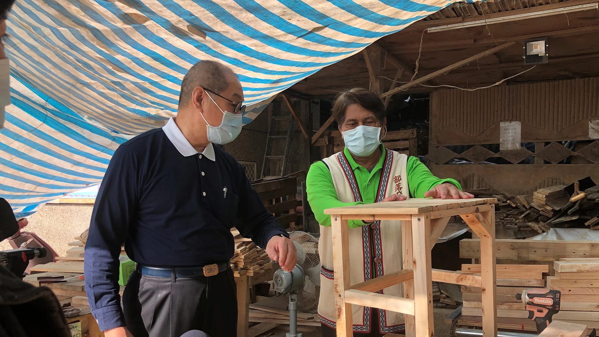 秀林鄉部落交流協會理事長湯慶夏(右)表示，慈濟輔導的木工班現在也能提供桌椅給其他有需求的社區做公益。