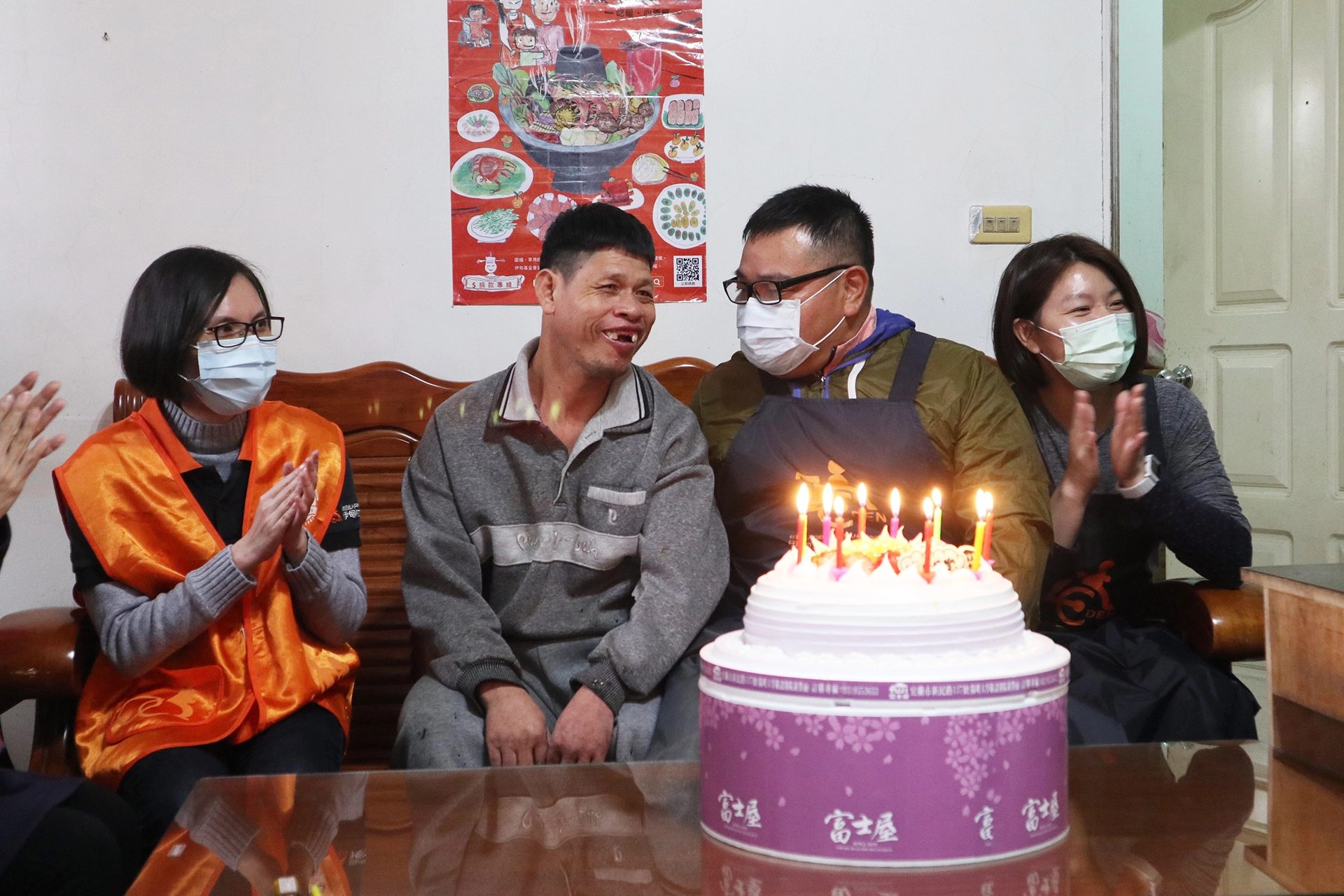 身障弟弟生日將至，伊甸居服員們暖心準備蛋糕，為他唱生日歌歡喜慶生，兩兄弟都非常感動。 