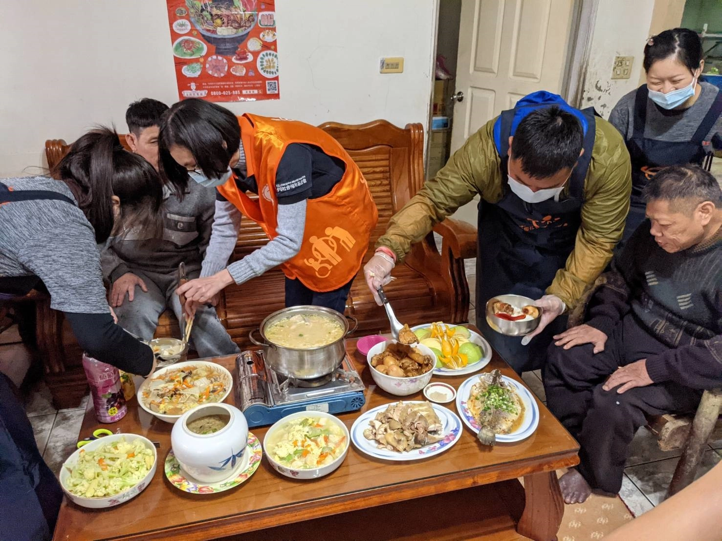 伊甸居服員準備烹飪電器與新鮮食材，大展廚藝煮出整桌美味佳餚，讓兩兄弟開心圍爐吃團圓飯。
