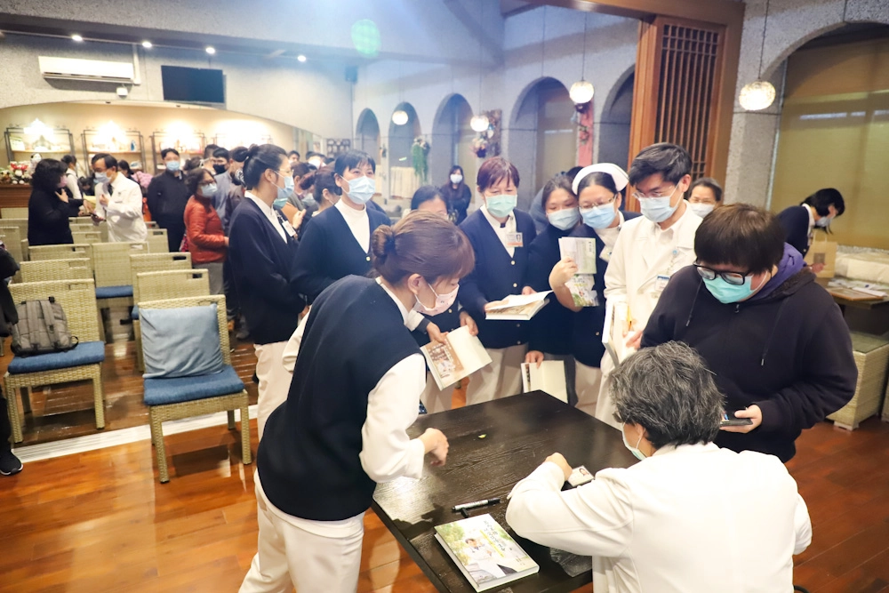 院內醫護同仁及眾多讀者踴躍支持，排隊請李醫師簽書。